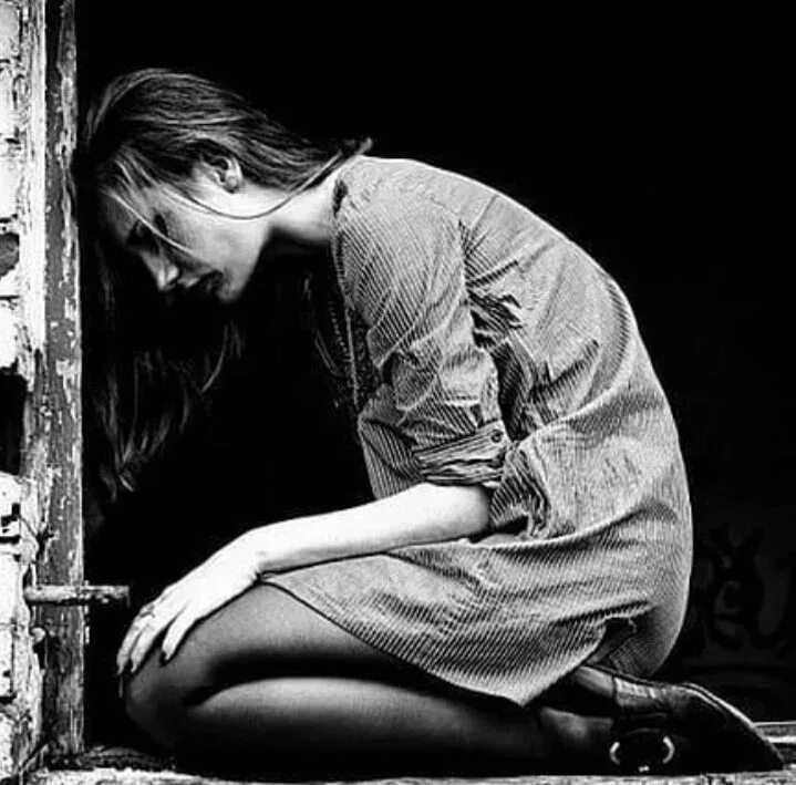 Образ депрессии. Девушка в отчаянии. Несчастная женщина. Одиночество отчаяние. Человек в отчаянии.