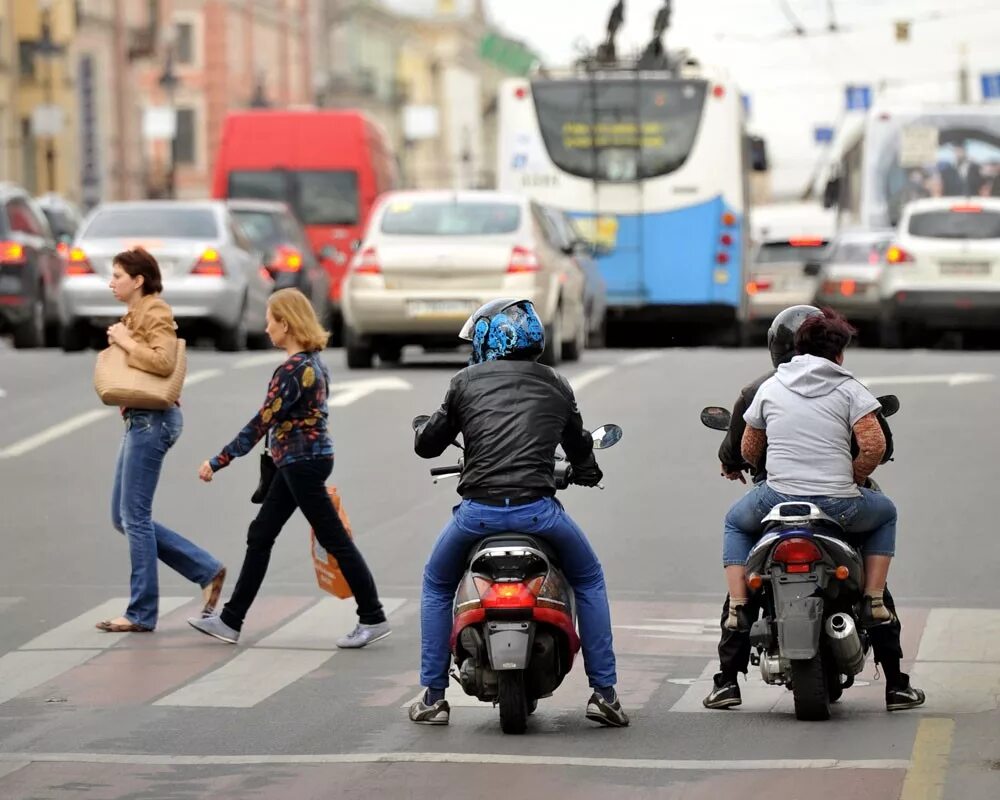 Дети ездят на мотоциклах. Мотоцикл на дороге. Мотоциклист на дороге. Скутеристы на дорогах. Скутер на дороге.