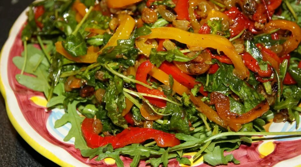 салат острый с говядиной. салат с говядиной и овощами. салат острый с говядиной. салат с говядиной и болгарским перцем. салат говядина красный перец огурец лук.