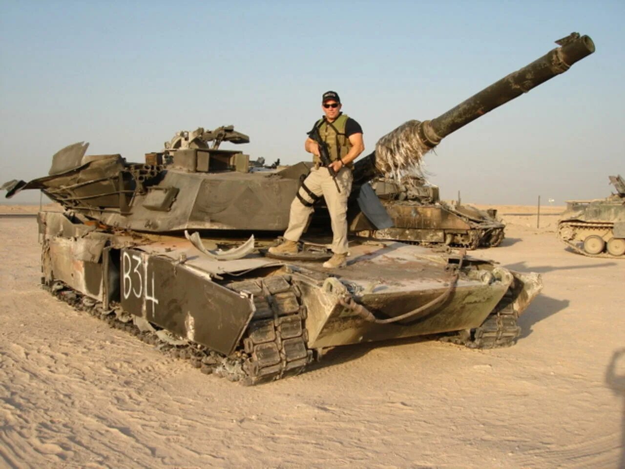 Сколько дали за абрамс. Abrams Ирак 2003. Танк Абрамс в Ираке.