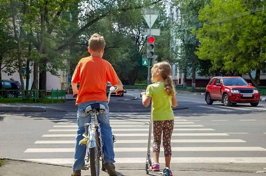 Ту у дорога дети. Ребенок на самокате на дороге. Ребенок на велосипеде на дороге. Дети на самокатах и велосипедах. Велосипеды, самокаты на дорогах.