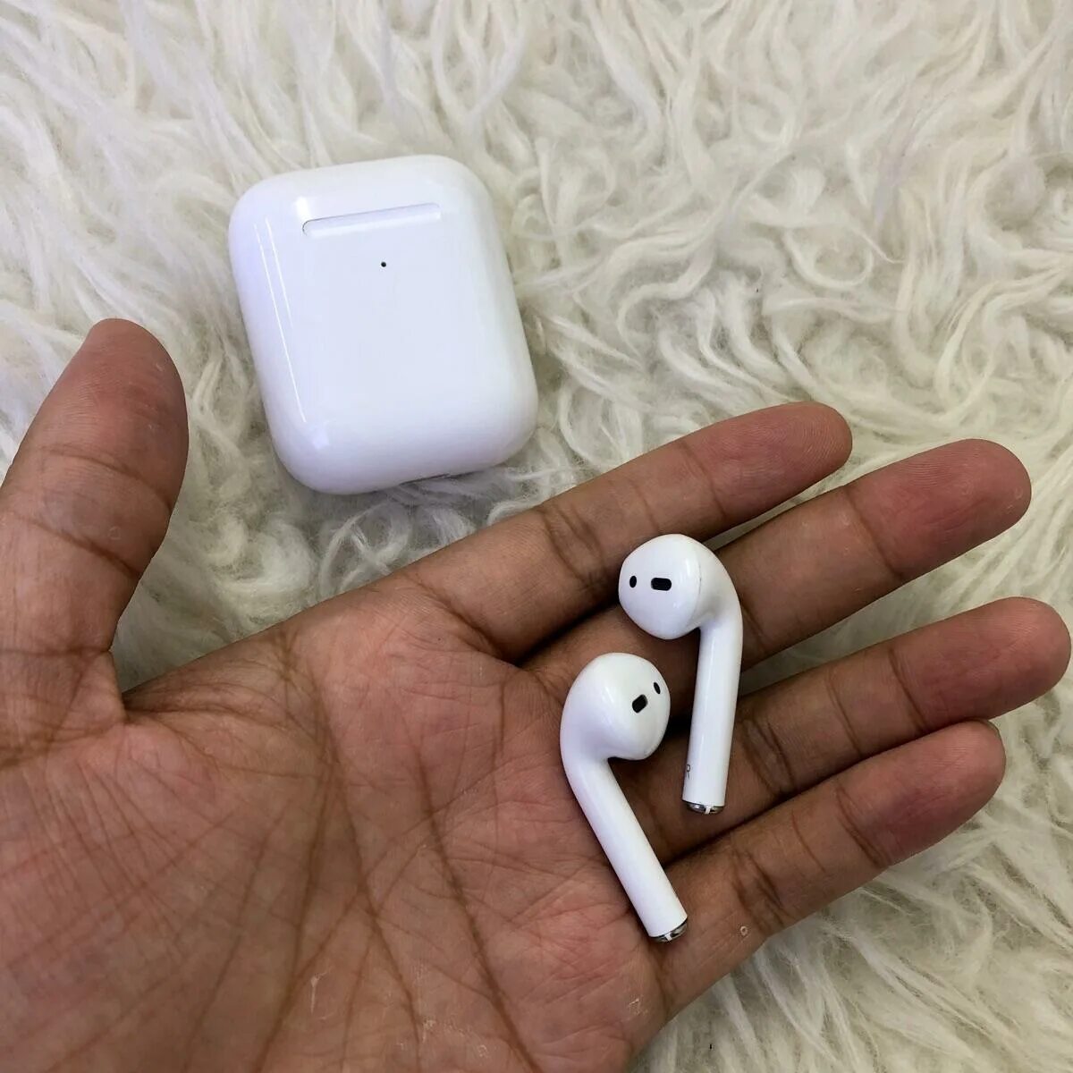 Airpods 1 оригинал. Аирподсы 2. Наушники AIRPODS 2. Наушники аирподс про айфон 1. Наушники Apple аирподс про 2.