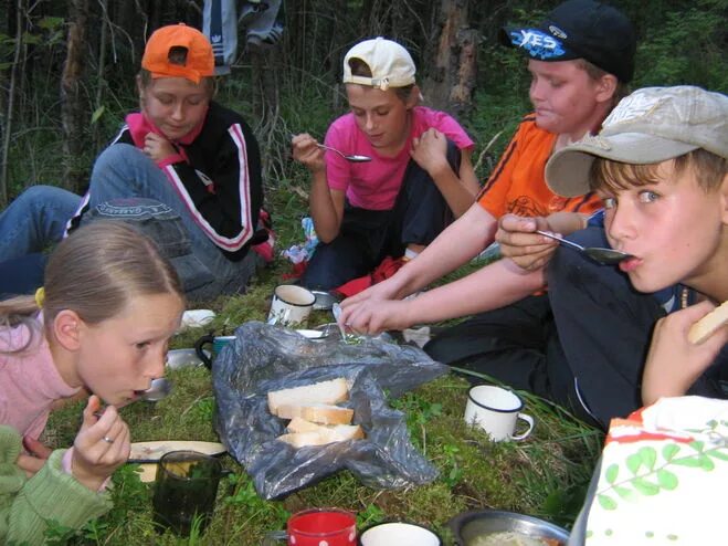 туристы в походе. поход в лес класс. поход с классом на природу. поход в лес класс. поход в лес класс.