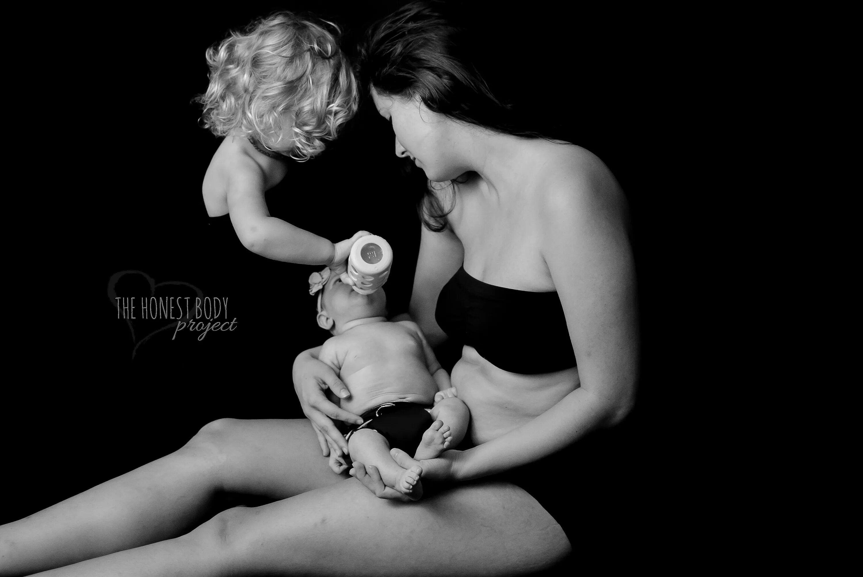 Голое тело матери. Фотопроект Натали Маккейн. Фотопроект женщины после родов. Фотопроект материнство. Женское тело после родов фотопроект.