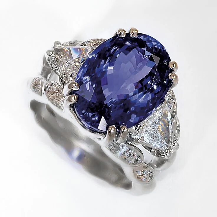 Танзанит («голубой Алмаз»). Танзанит камень кольцо. Тиффани украшения танзанит. Танзанит камень в ювелирных изделиях.