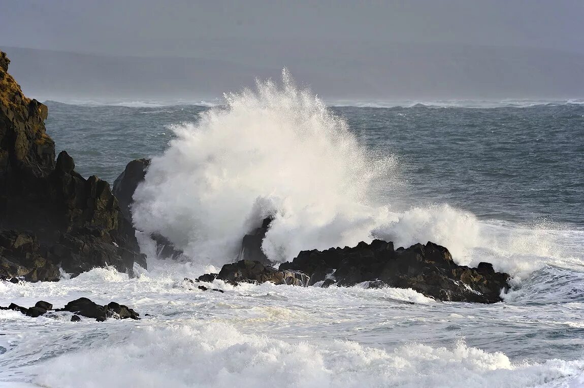 Страна штормов. Охотское море шторм. Шторм волны в Берингово море. Охотское море Камчатка шторм. Японское море шторм.