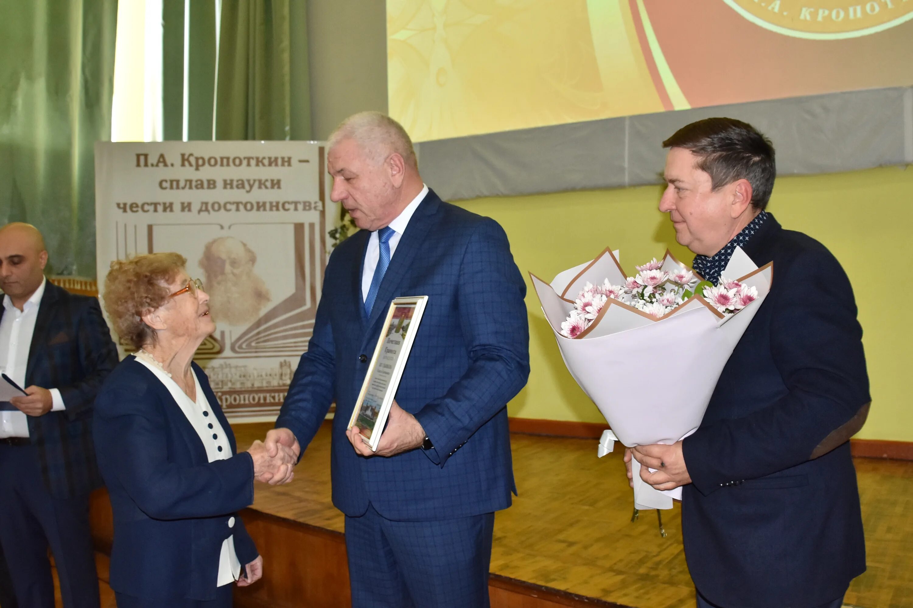 Кропоткин новости сегодня. Вручение медали. Вручение. Фото награждения медалями.