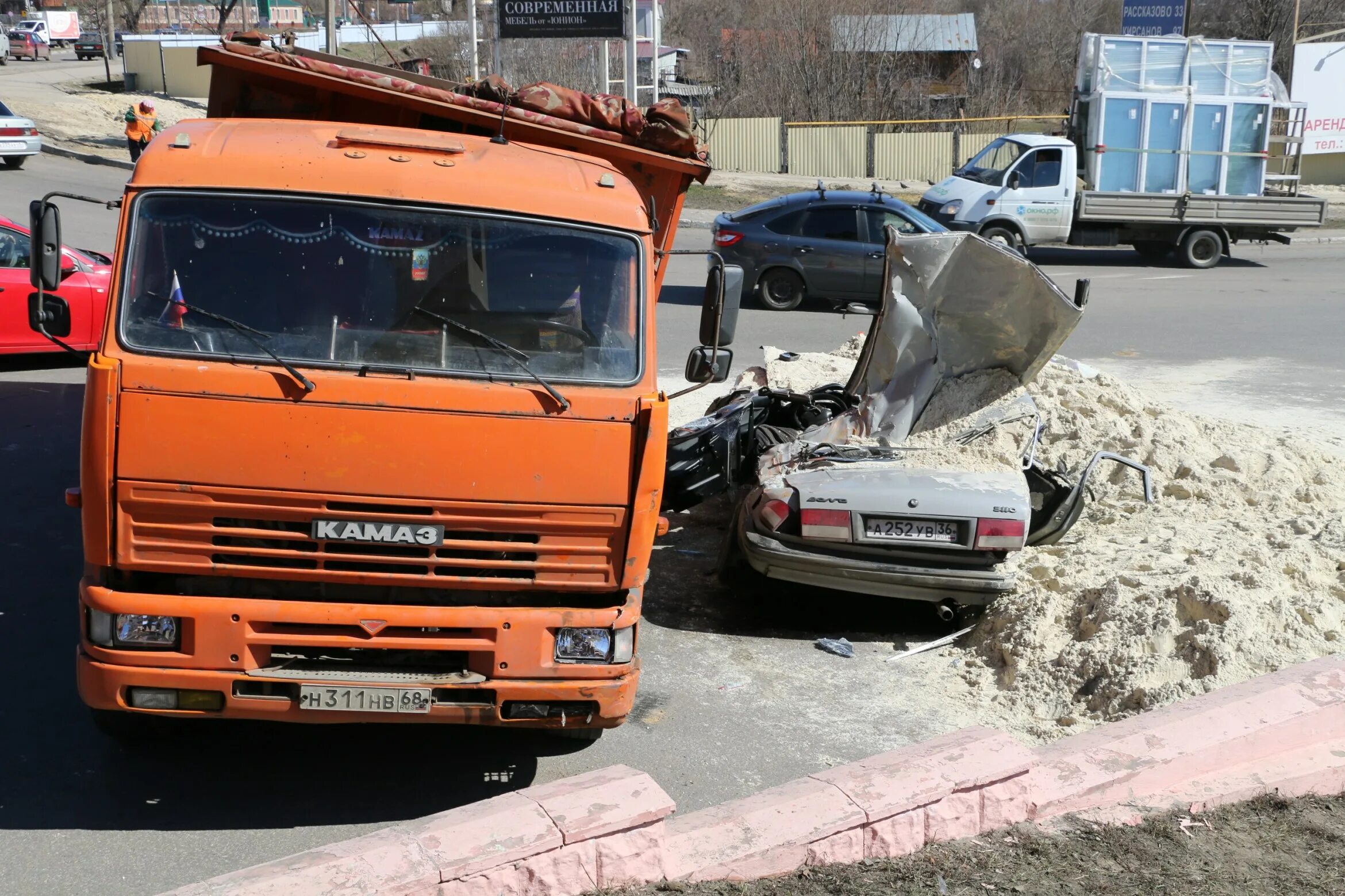 Упал набок. КАМАЗ на боку. КАМАЗ С песком перевернулся. Самосвал на боку. КАМАЗЫ С песком на Варшавке.