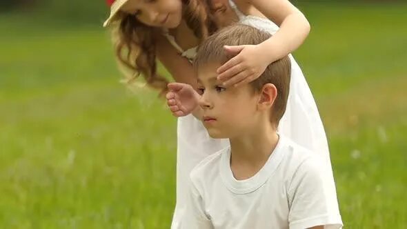 Children see children do. Девочка закрывает глаза мальчику картинка. Девочка закрывает глаза мальчику из-за спины. Девочка закрывает глаза мальчику семья. Мальчик закрылся с девочкой.