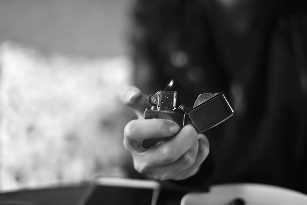 Я с ней зажигал. Зажженная зажигалка. Я с ней зажигал. Огонь зажигалки в темноте. Облил бензином и поджег.