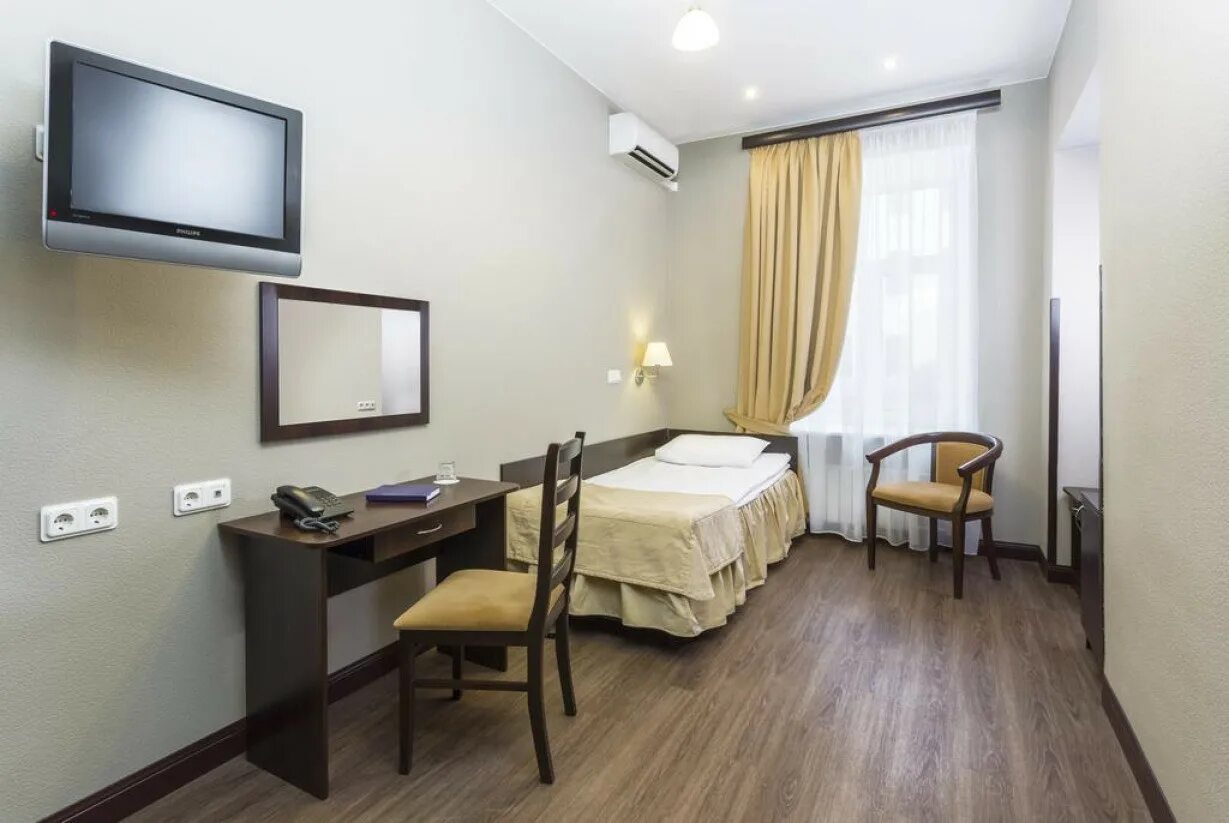 Гостиница 1 комната. Гостиница россия санкт-петербург площадь чернышевского 11. Кисловодск 1 доходный дом. Стандартный номер в гостинице. Одноместный номер в отеле.