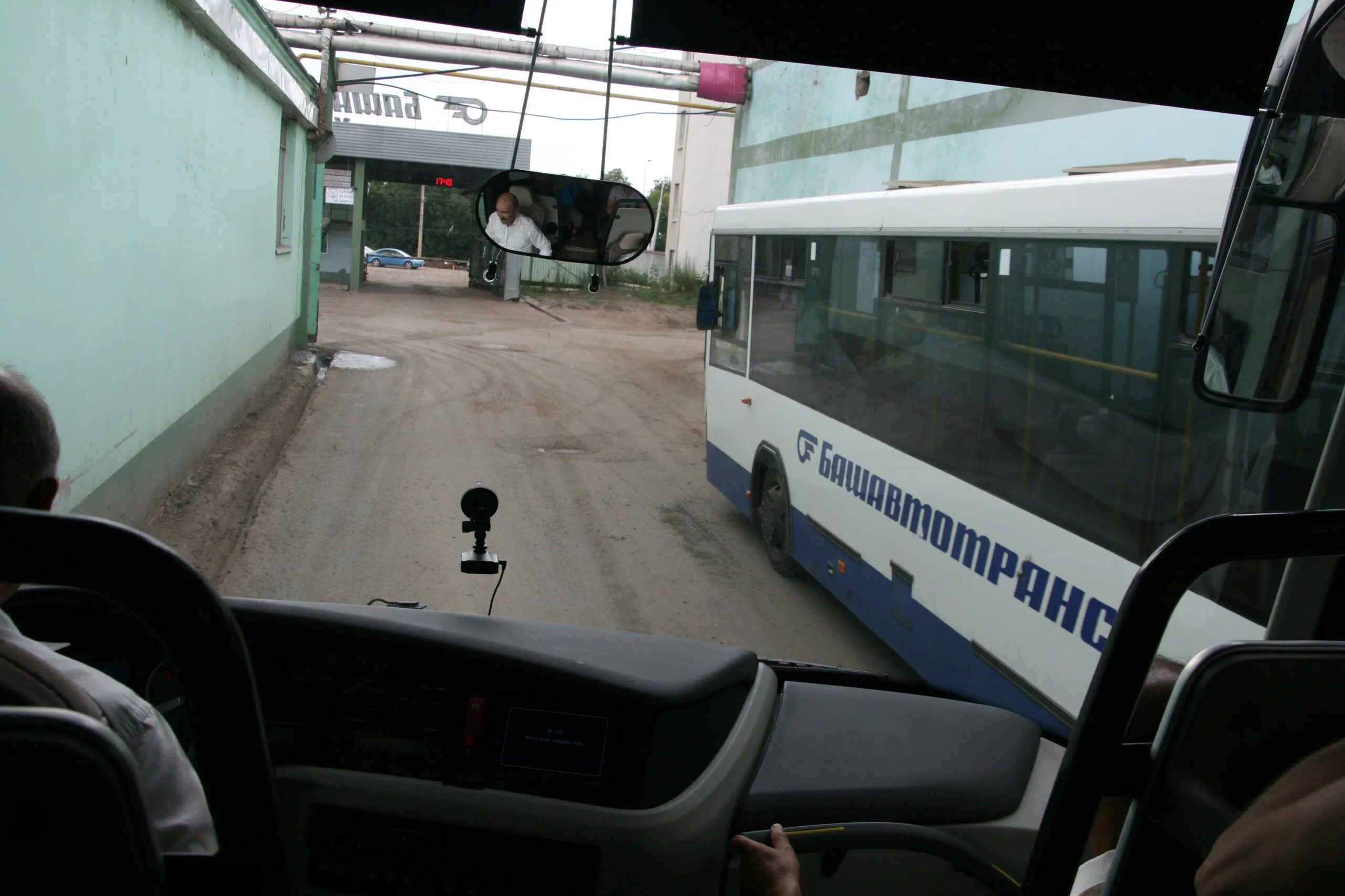 Южный автовокзал уфы башавтотранс. Нефаз 5299 башавтотранс. Автобус. Маршрутка или автобус. Южный автовокзал нефтекамск.