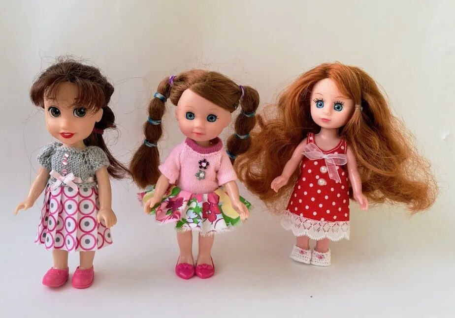 Включи маленьких куколок. Одежда для маленьких кукол. Маленькие куклы. Платья для маленьких кукол. Маленькая куколка.