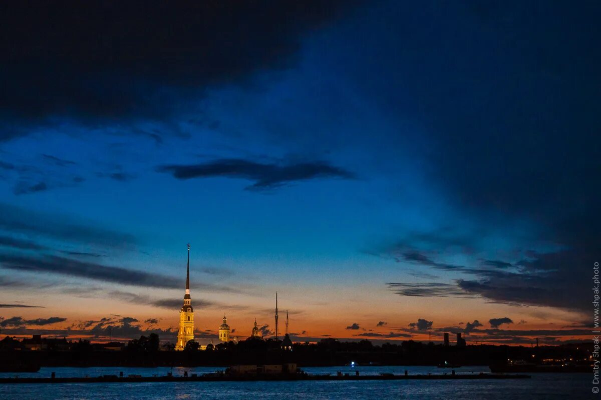 Ночью в питере в небе. Ночью в питере в небе. Суперлуние в санкт-петербурге. Севирнисияние в санкт петербурге. Ночное небо питера.