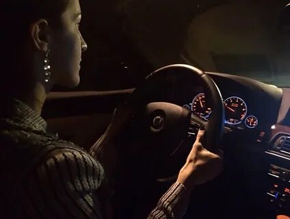 Девушка за рулем ночью