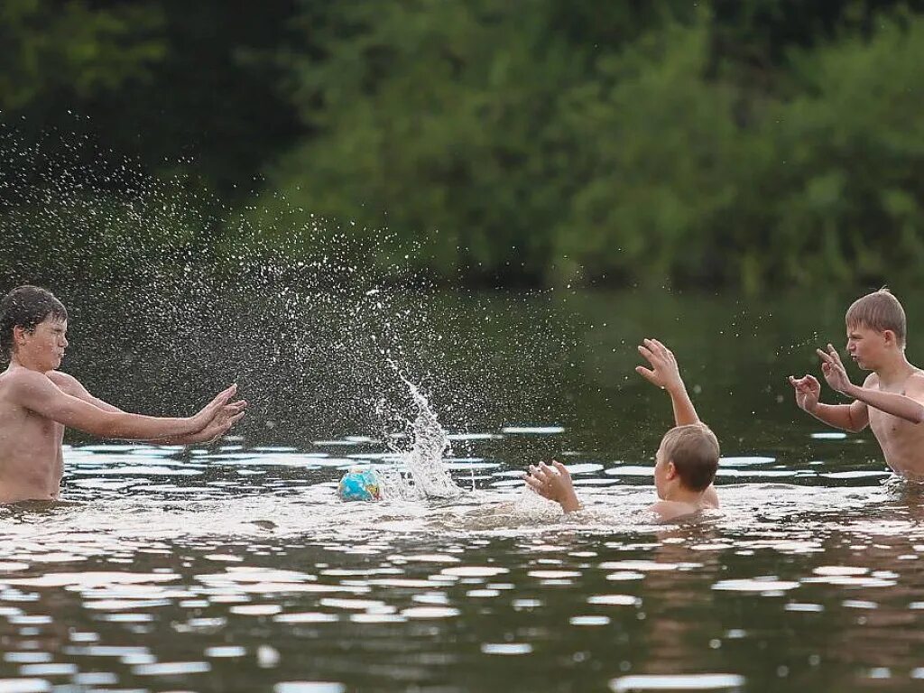 Купание. Купание в озере. Человек в пруду. Лето купание. Сколько времени можно купаться