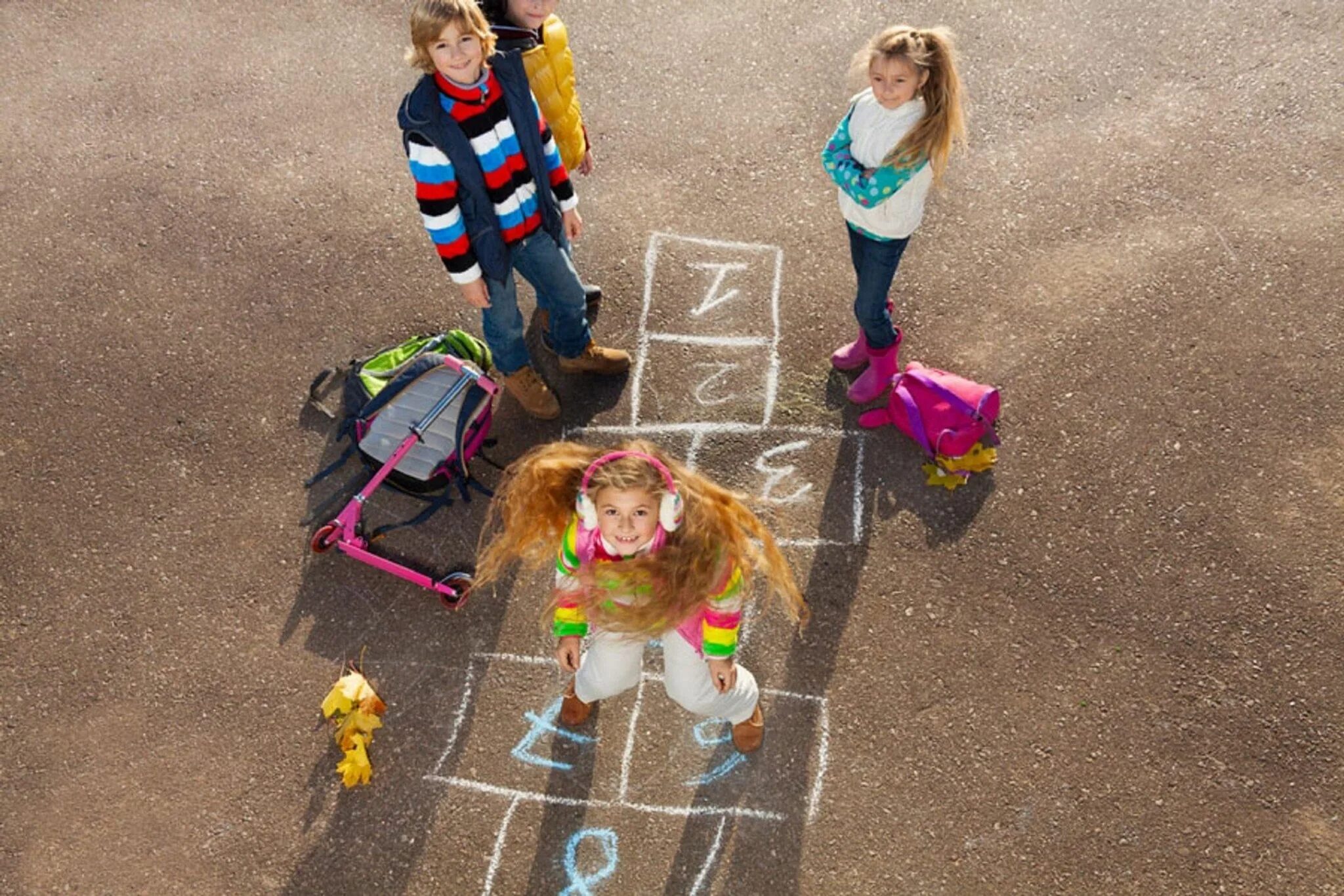 Реклама любимой игры. Дети играющие в классики. Игра в классики. Уличные игры. Игры для детей на улице.