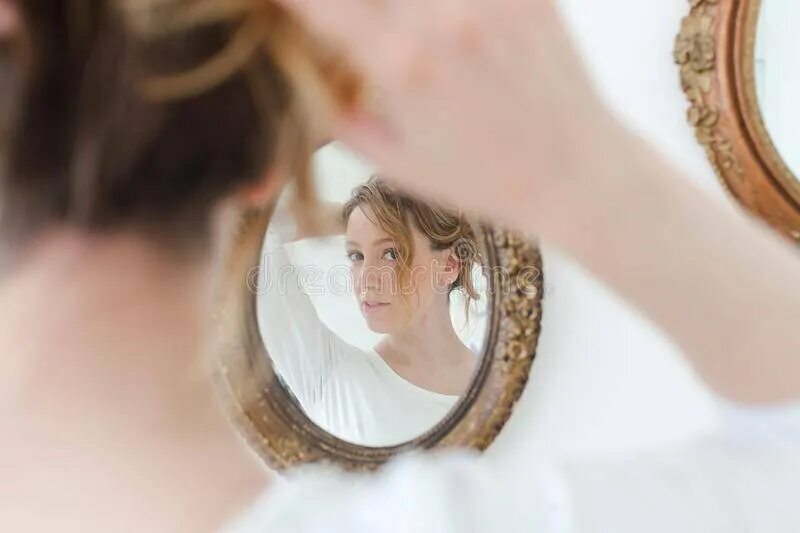 Видеть себя в зеркале с длинными волосами. Девушка в зеркале. Отражение в зеркале. Красивое отражение в зеркале. Девушка смотрится в зеркало.
