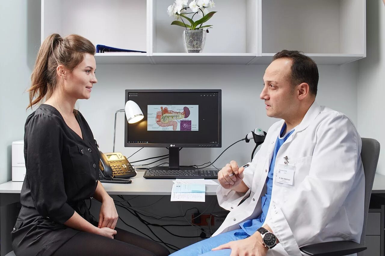 Врачей заставить работать. Врач за компьютером. Эмоциональное выгорание медицинских работников. Медик за компьютером. Классификация медиков.