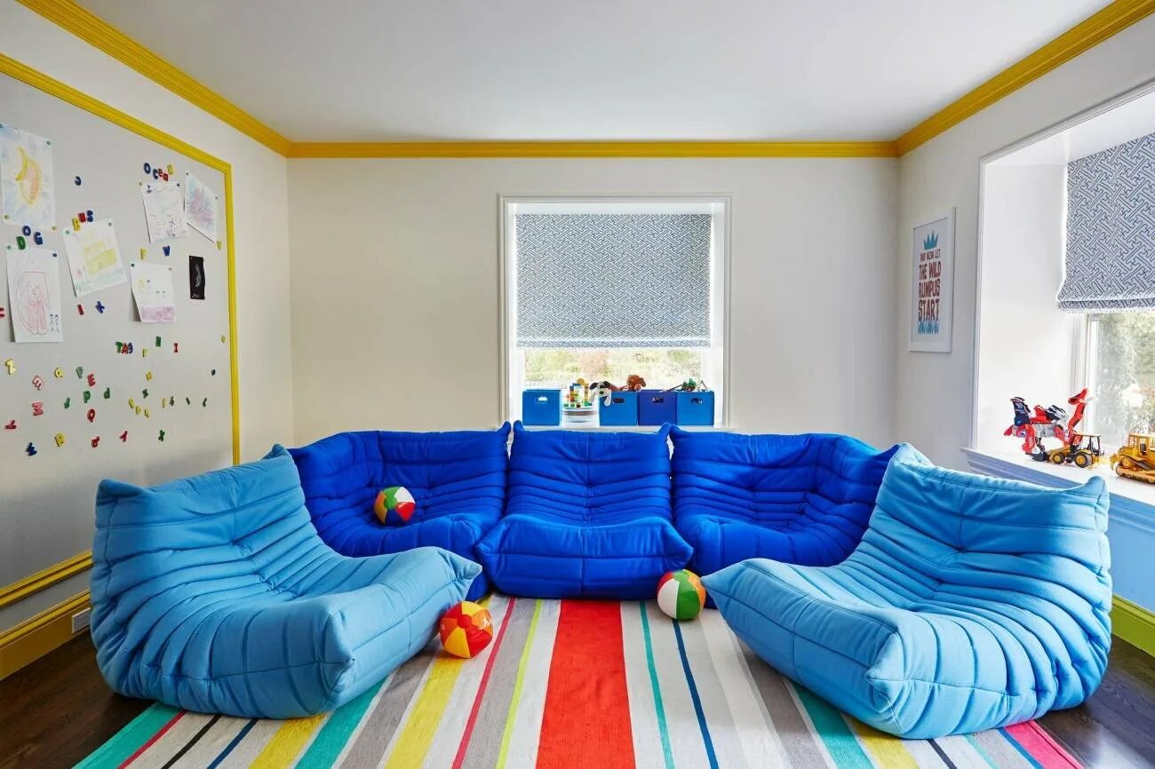 Комната мальчика диван. Диванчик в детскую комнату. Мягкая мебель для детской комнаты. Мягкий диван в комнату. Комната подростка с диваном.