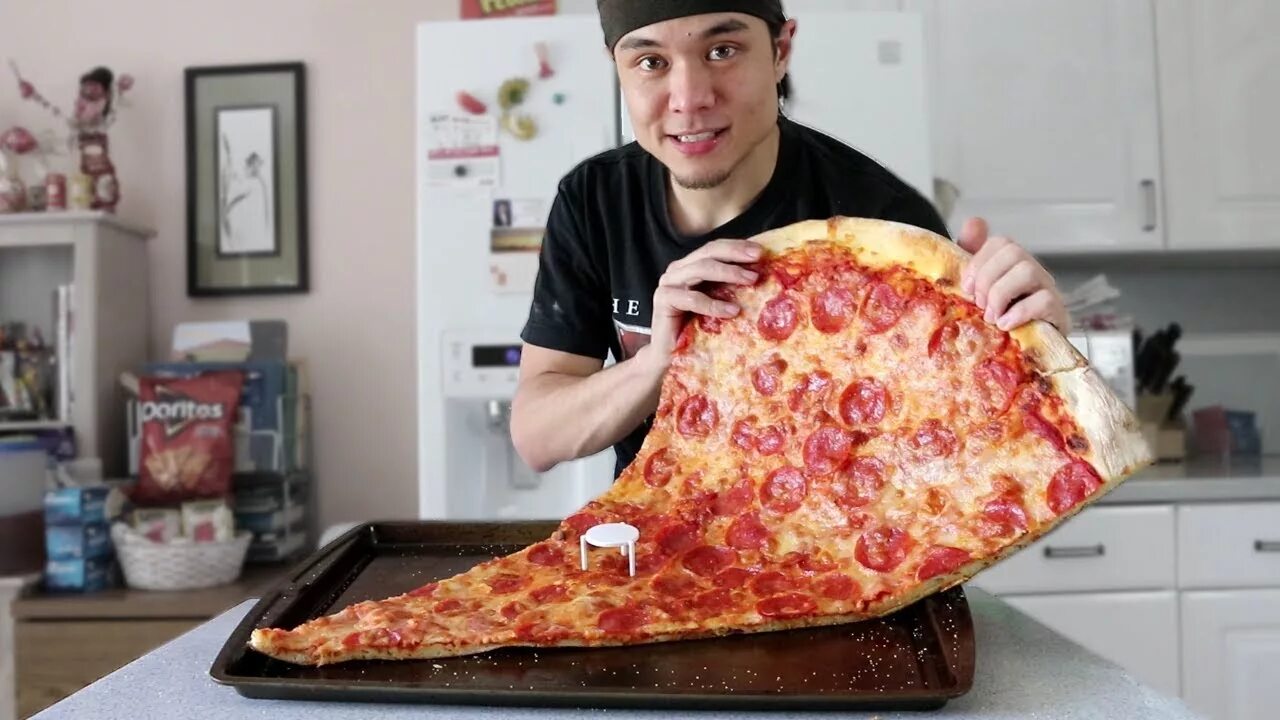 Съел большой кусок. Тони Джеминьяни. Большой кусок пиццы. Огромный кусок пиццы. Огромная пицца.