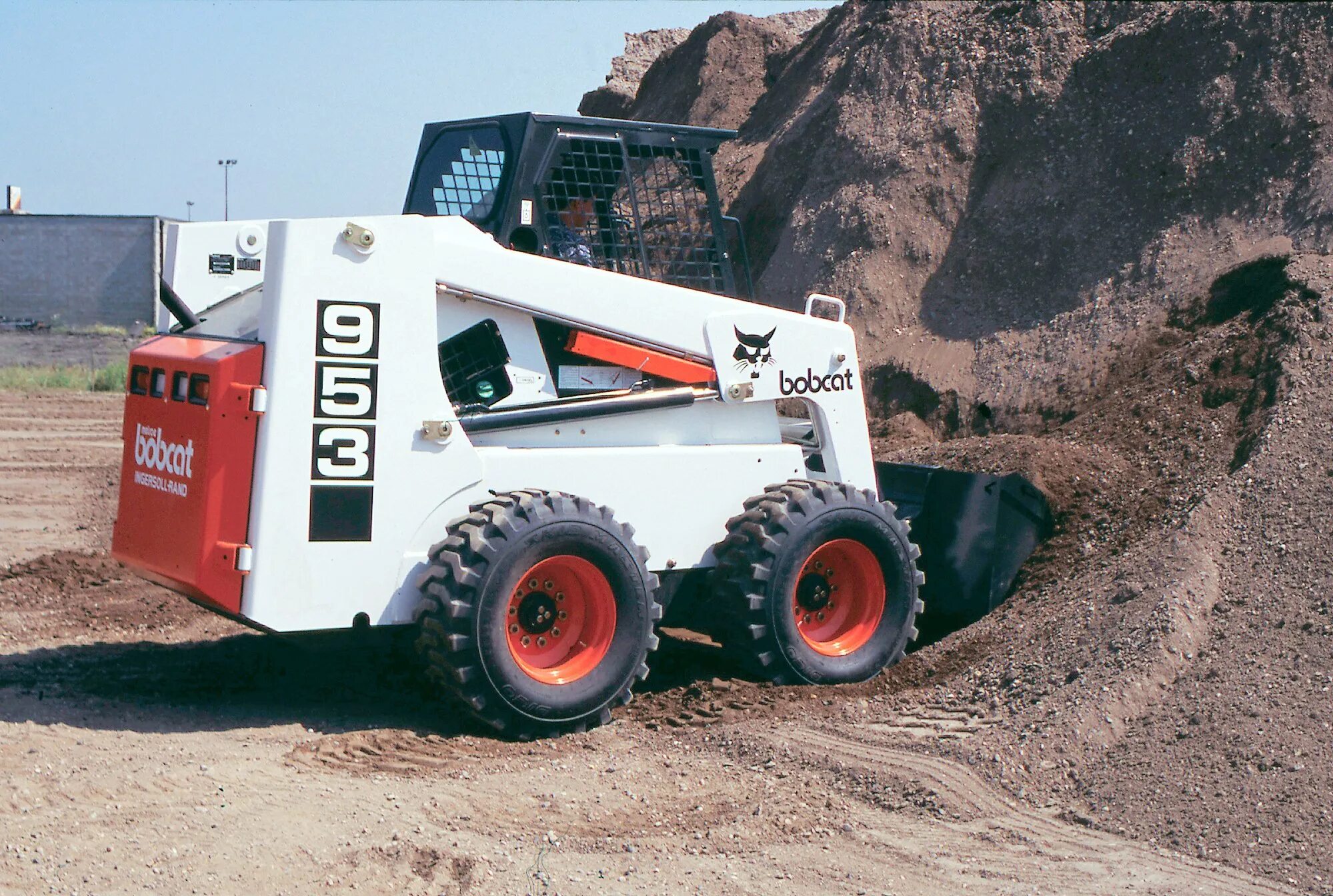 Погрузчик bobcat характеристика. Bobcat s530. Бобкэт 953. Bobcat трактор s100. Бобкэт 770.