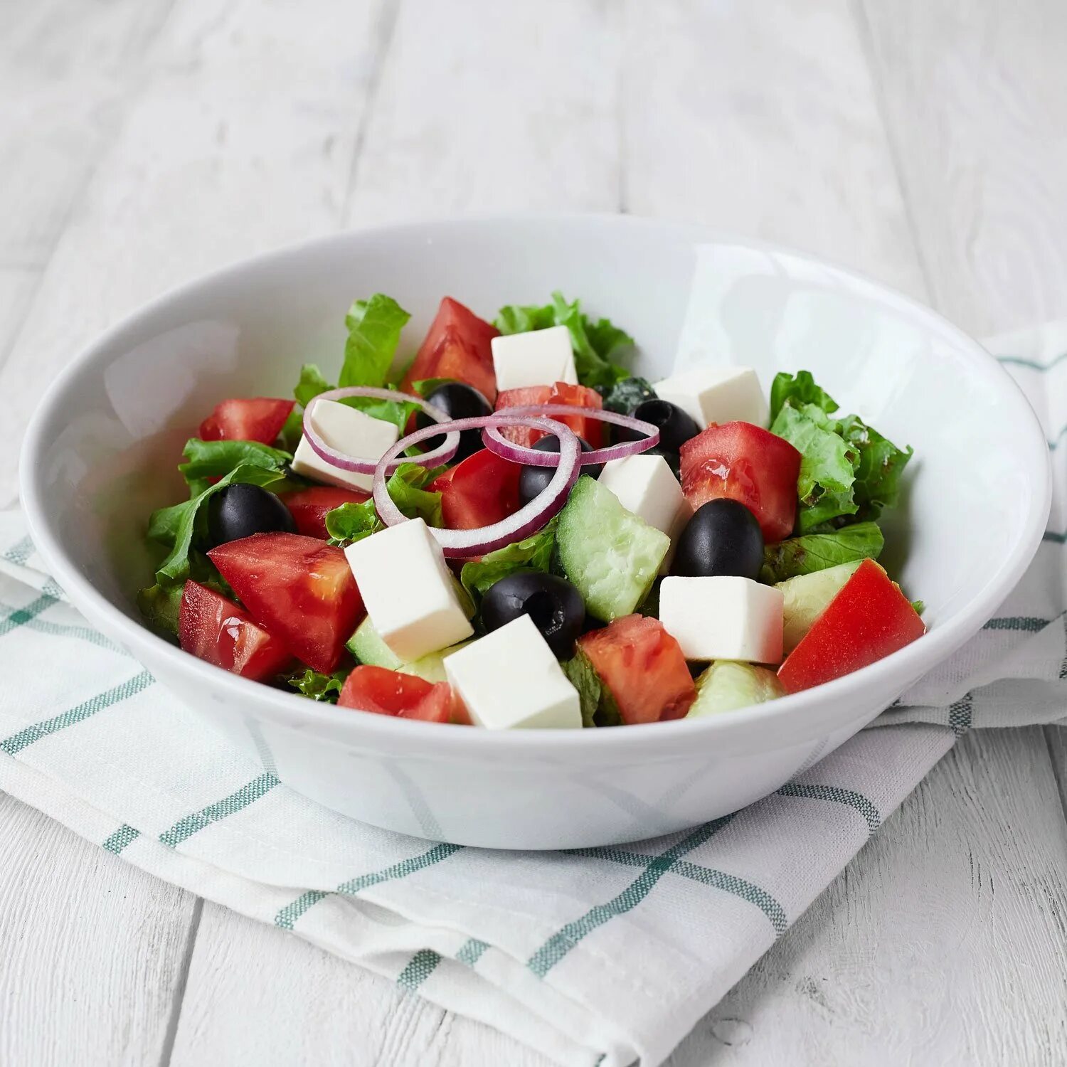 Простой рецепт греческого салата в домашних условиях. Greek Salad(греческий салат). Салат оливки помидоры сыр фетакса. Греческий с фетой.