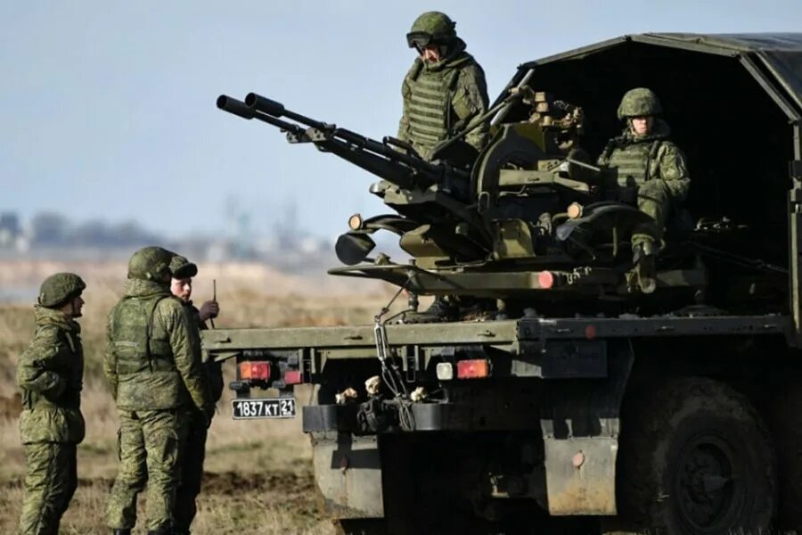 Новости нато вводят войска. Российские войска на Украине. Военная техника вс РФ. Войска на границе. США стягивает войска к границам России.