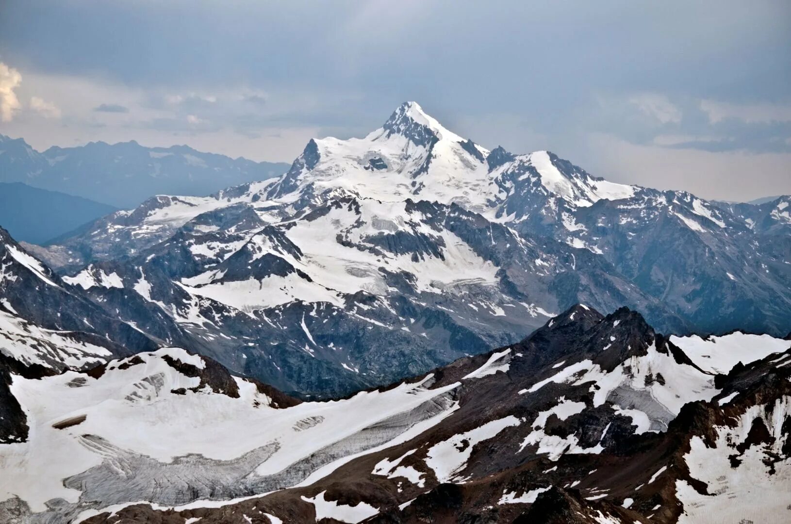 Вершина подножие. Горы Приэльбрусья. Подножье горы Эльбрус. У подножия Эльбруса. Штурмовой лагерь Эльбрус с севера.