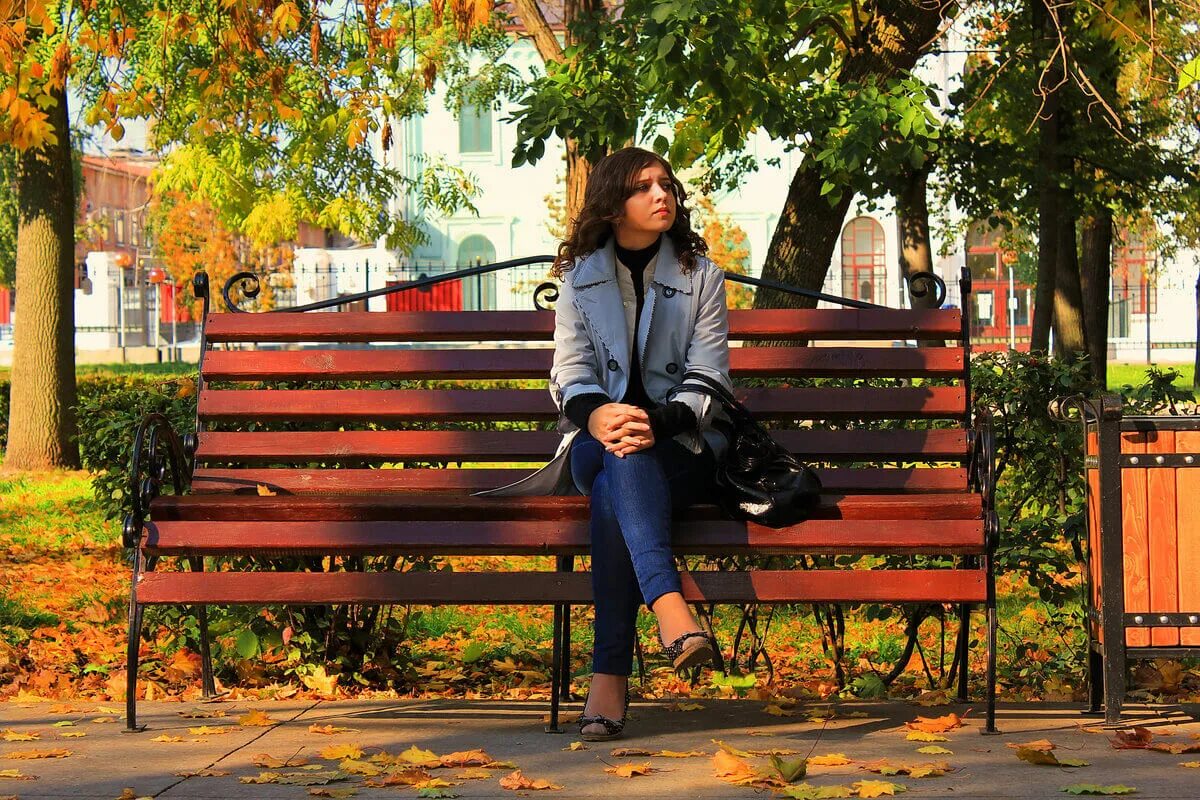 Человек с ноутбуком в парке. Человек на скамейке. Люди на скамейке в парке. Люди на скамейке в парке. Люди на лавочке.