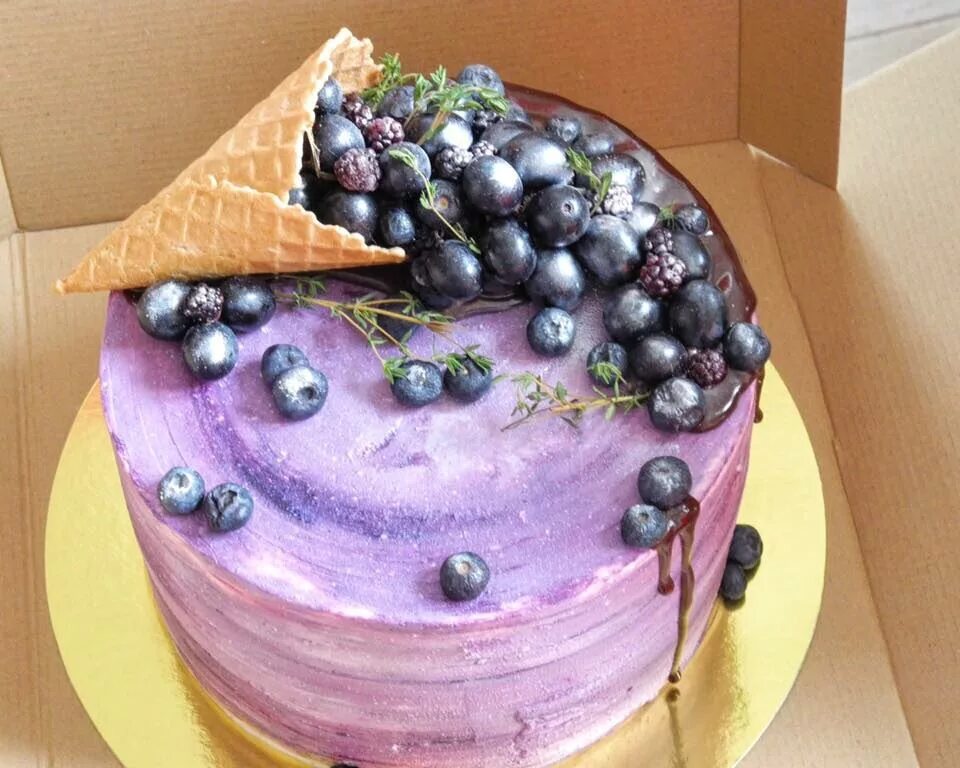 Торт фиолетовый с фруктами. Украшение торта голубикой. Сиреневый торт с фруктами. Фиолетовый тортик с ягодами.