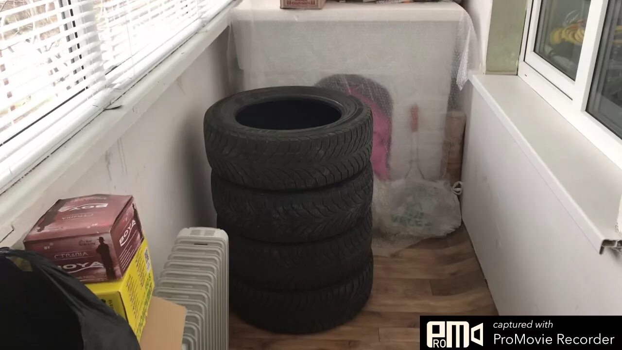Можно ли хранить летнюю резину на балконе. Тумба для шин на балконе. колеса на балконе. хранение шин на балконе. хранение автошин на балконе.