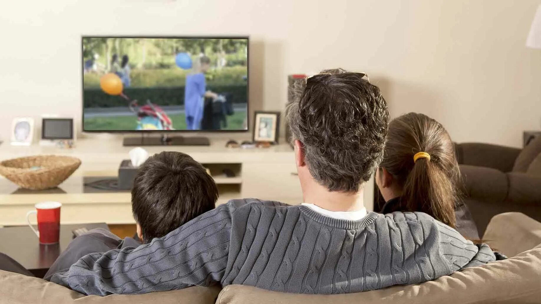 Видео просмотра телевизора. Семья смотрит телевизор. Человек перед телевизором. Телезрители. Семья перед ТВ.