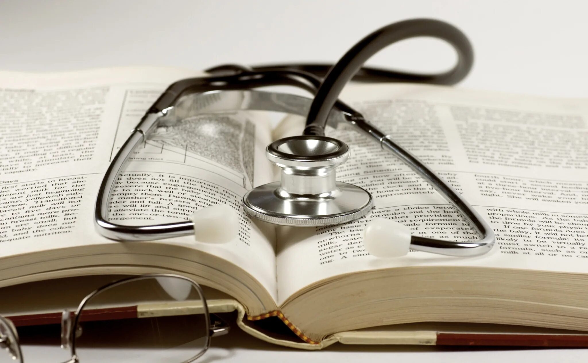 Медицинская литература. Медицинские книги. Научная литература медицинские книги. Стопка книг по медицине.