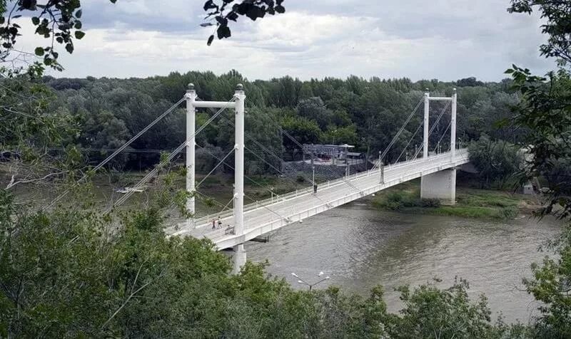 Мост через урал фото. Пешеходный мост через реку Урал Оренбург. Мост Европа Азия Оренбург. Пешеходыймост через Урал Оренбург. Мост через Урал Оренбург Европа Азия.