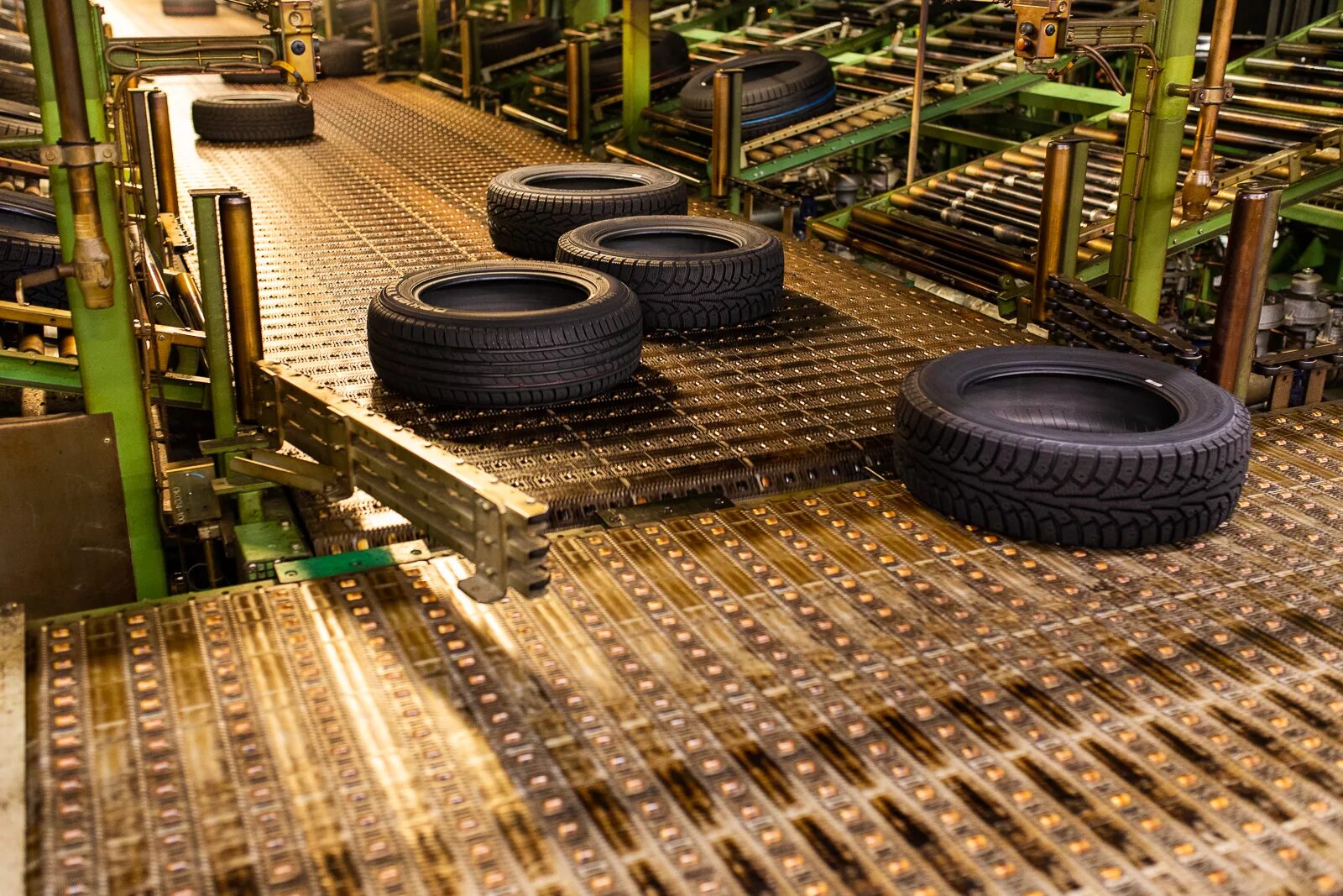 Кордиант восток. Завод шин континенталь калуга. Автошина виатти. Автомобильная шина производители шин. Резиновая промышленность.