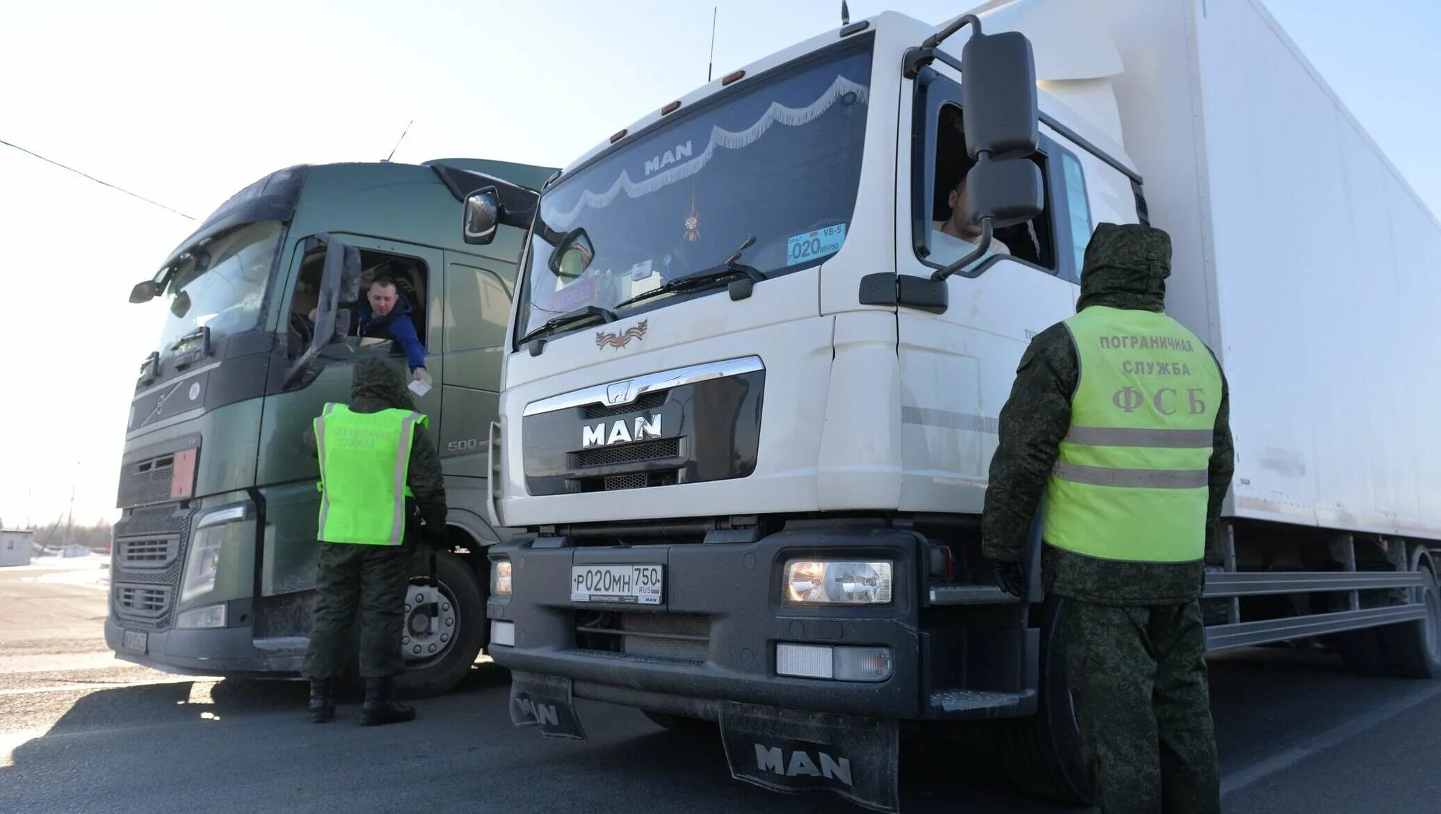 Белоруссия выезд в россию. Фуры на таможне. Фуры на границе. Таможня РФ фуры. Фуры на таможенном посту.