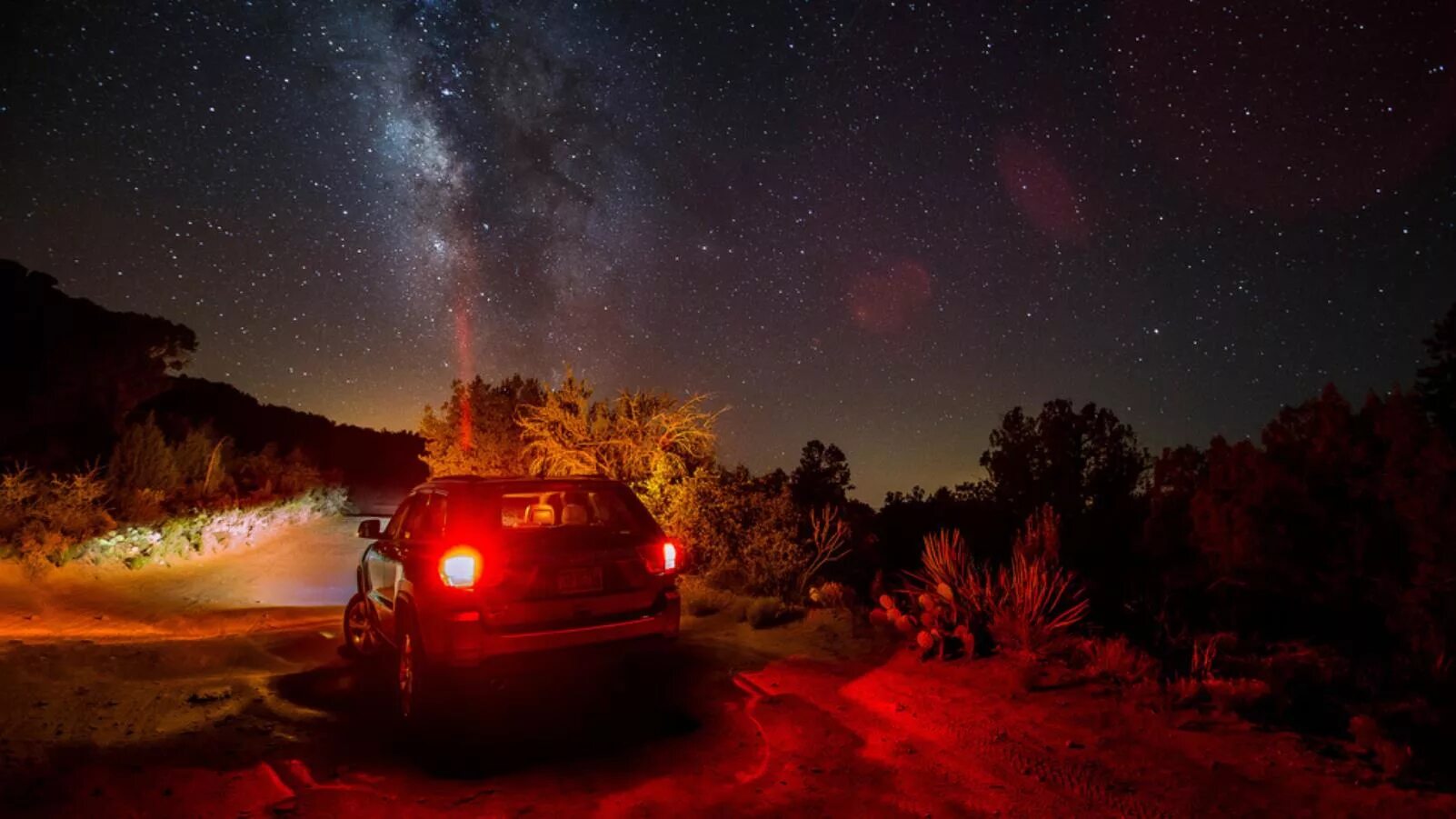Ночь дорога и рок. Машина ночью. Машина ночью на дороге. Машина в лесу ночью. Машина на фоне звездного неба.