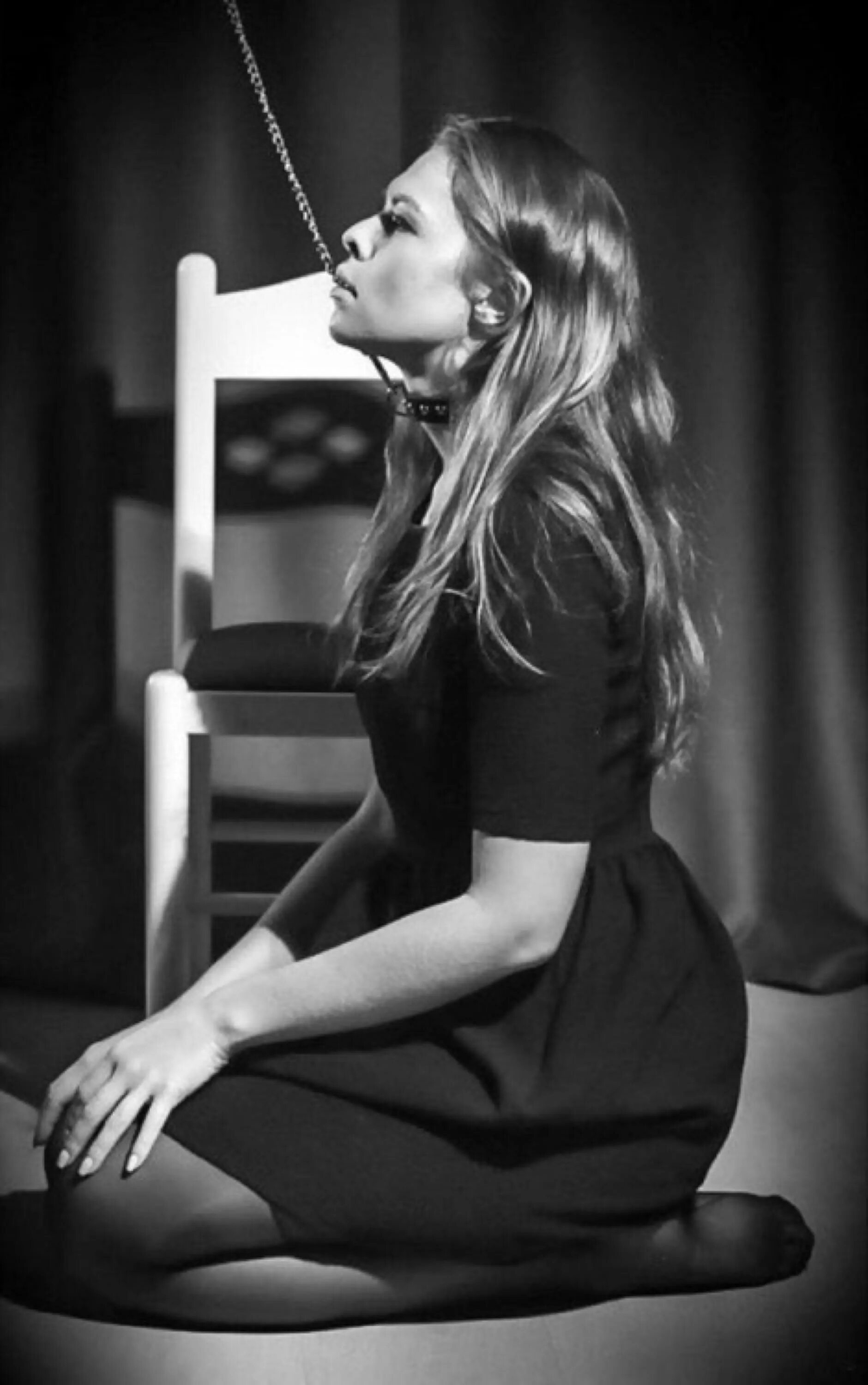 Подчинение девушки. Девушка на поводке. Мужчина раб. Женщина над мужчиной. Красивые девушки рабыни.