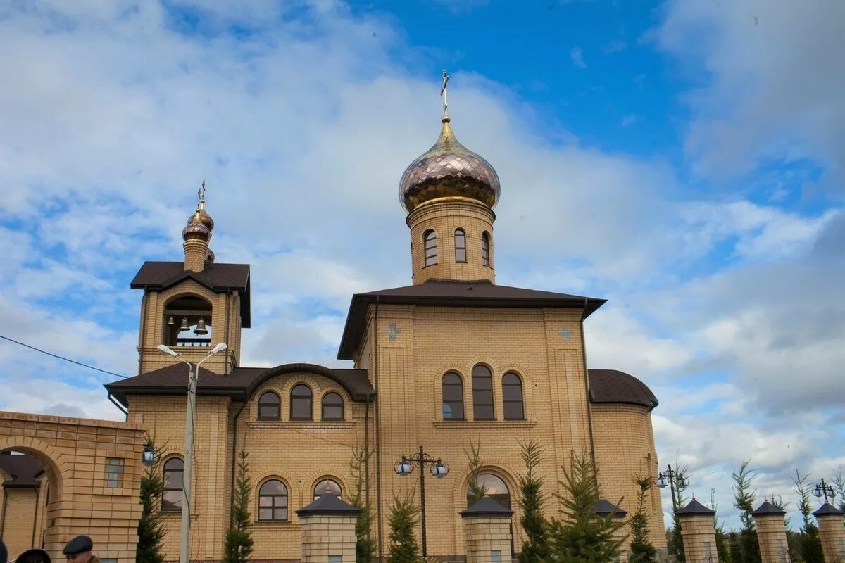 Храм михайловск. Храм Святого Артемия Михайловск. Храм Святого мученика Артемия Михайловск. Храм Артемия Михайловск Гармония. Храм Святого Артемия в Михайловске Ставропольский край.