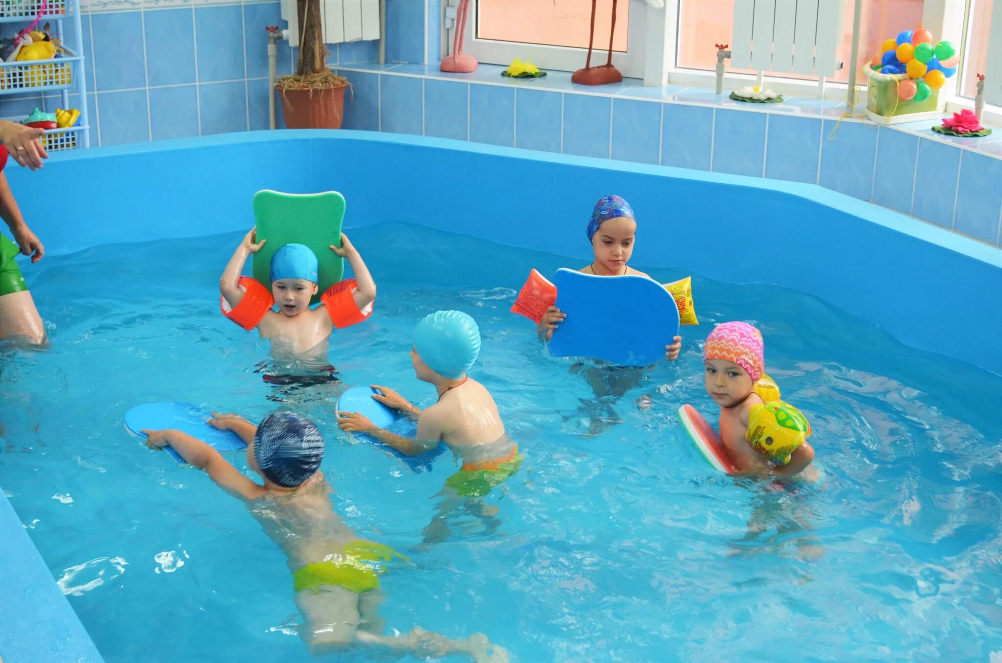 Детский сад с бассейном. Детский бассейн в детском саду. Бассейн в доу. Бассейн в детском саду. Бассейны в детских садах.