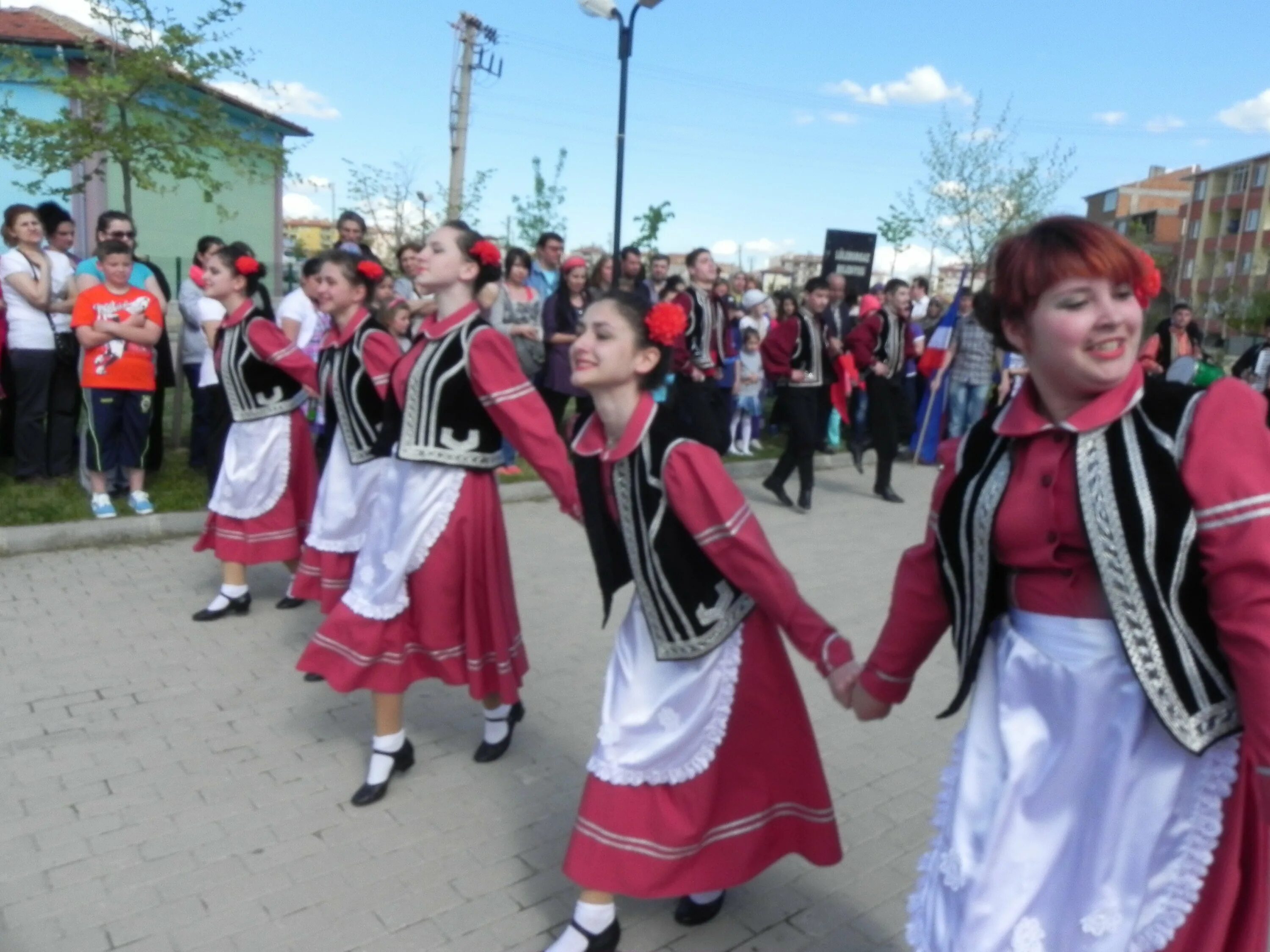 Гагаузы фото. Национальный костюм Гагаузии. Гагаузия национальный костюм. Национальный костюм гагаузки. Гагаузский детский костюм.