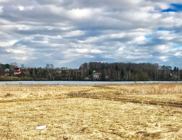 Ижс озеро. Земельный участок фото. Коттеджный поселок медвежье озеро ярославское шоссе. Участок на берегу реки. Дом у реки дмитрия позаренко.