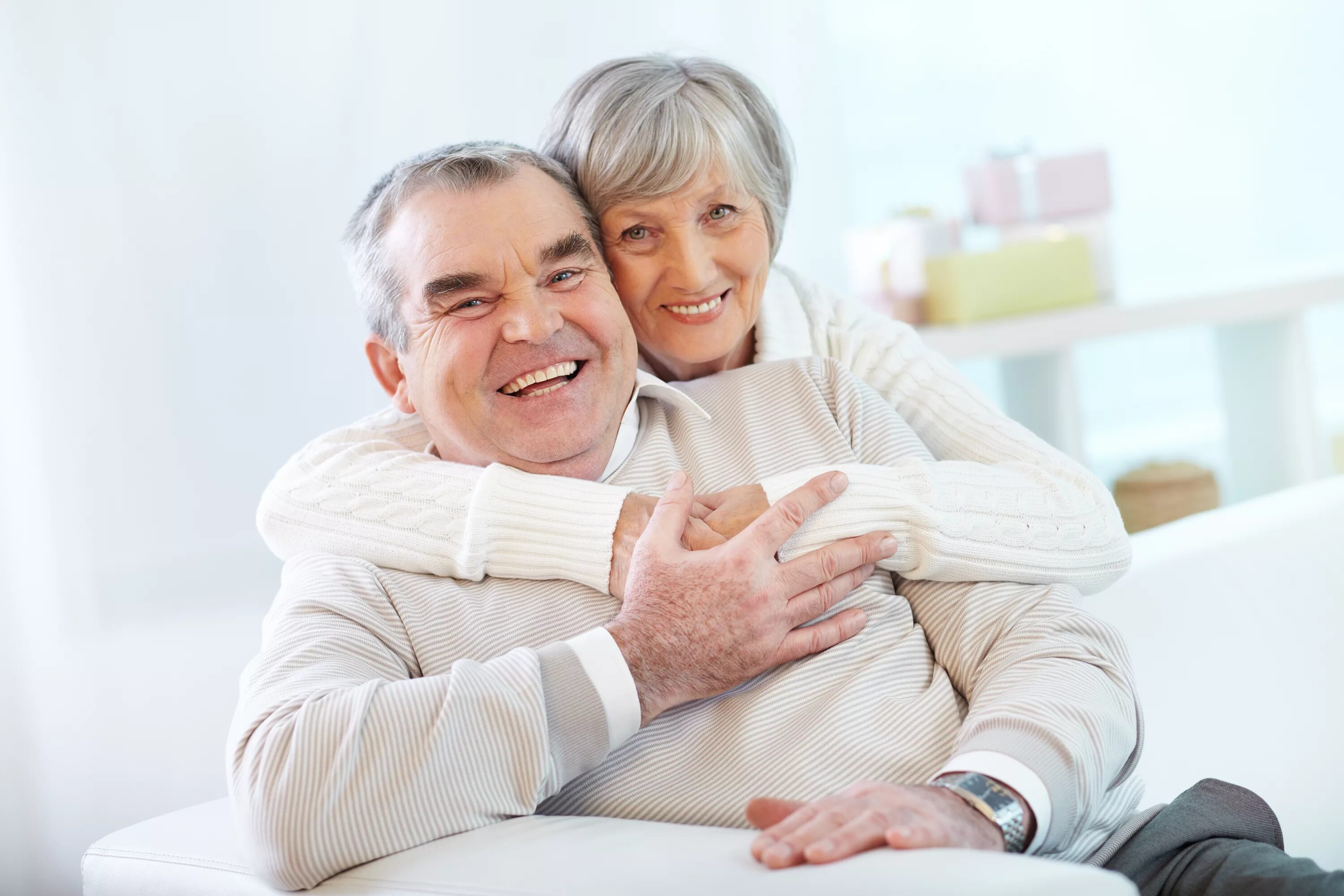 Living old age. Счастливые пенсионеры. Пожилые люди улыбаются. Пенсионеры улыбаются. Радостные пенсионеры.