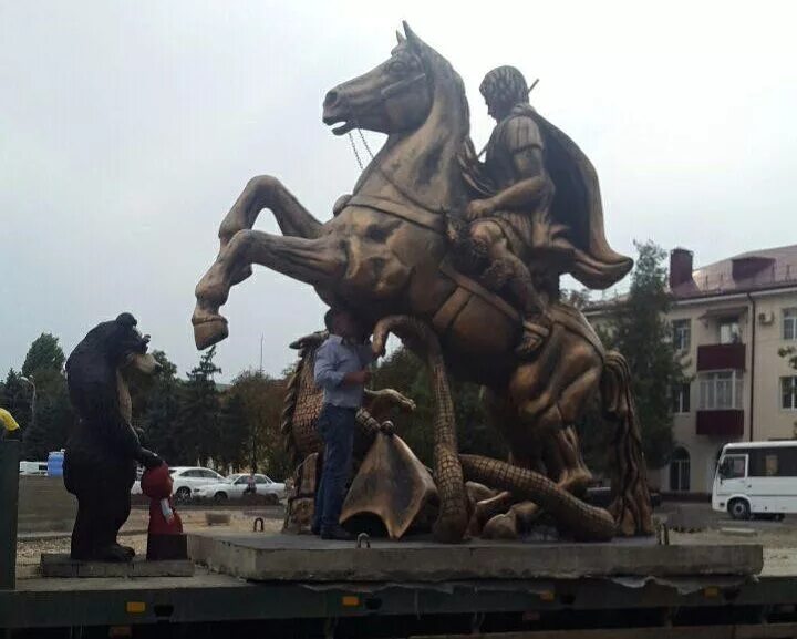 Памятники георгиевск. Памятник Георгию Победоносцу в Георгиевске. Статуя Георгия Победоносца в Георгиевске.