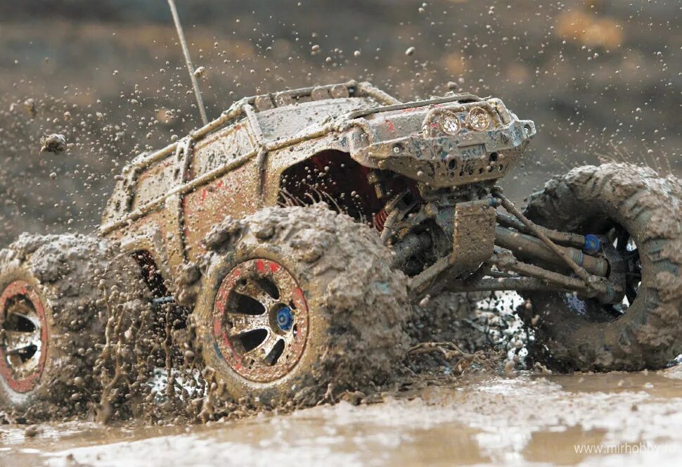 внедорожники на пульте управления по грязи. монстр трак оффроад. шевроле сильверадо бигфут. вездеход бигфут. Traxxas summit 1/6.