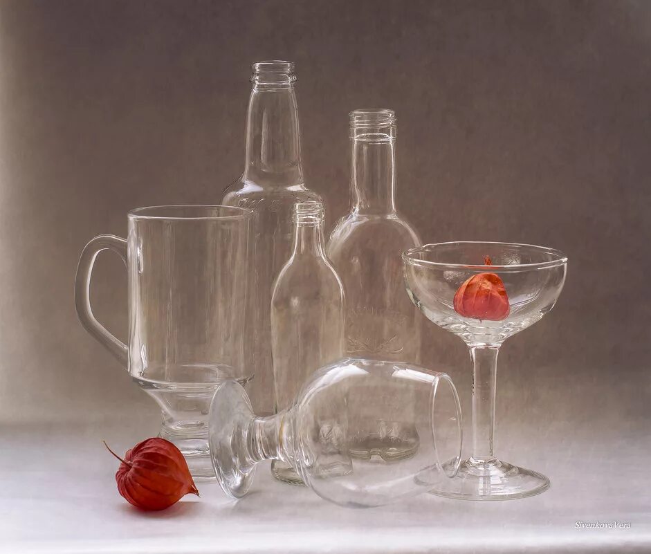 предметы со стекла. стеклянный натюрморт. стеклянная посуда. предметы со стекла. натюрморт со стеклянной посудой.