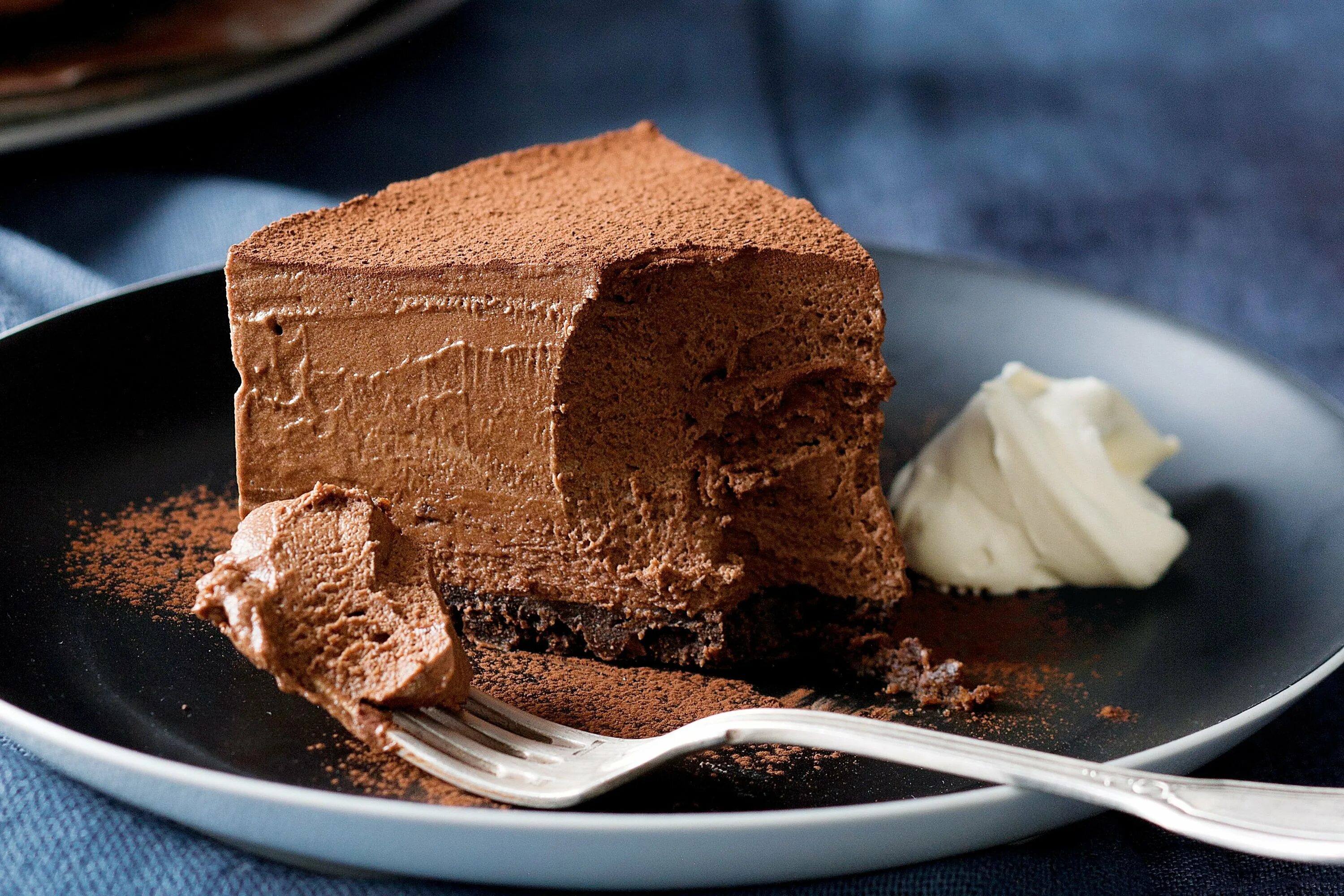 Шоколад сметана. Мусс кейк. Шоколадный десерт. Шоколадный мусс для торта. Шоколадный крем мусс.