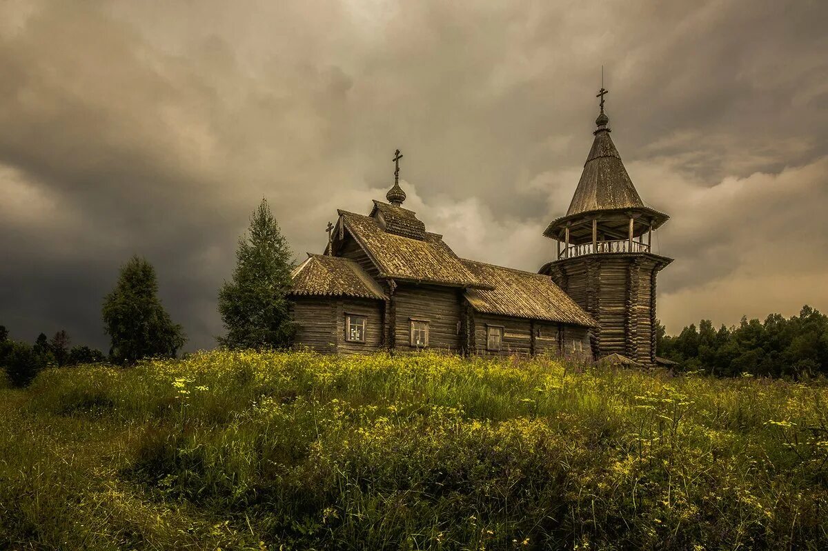 Старинные деревянные храмы в Карелии. Церковь на Руси в деревне. Карелия часовня Церковь Ильи. Древние деревянные храмы Руси.