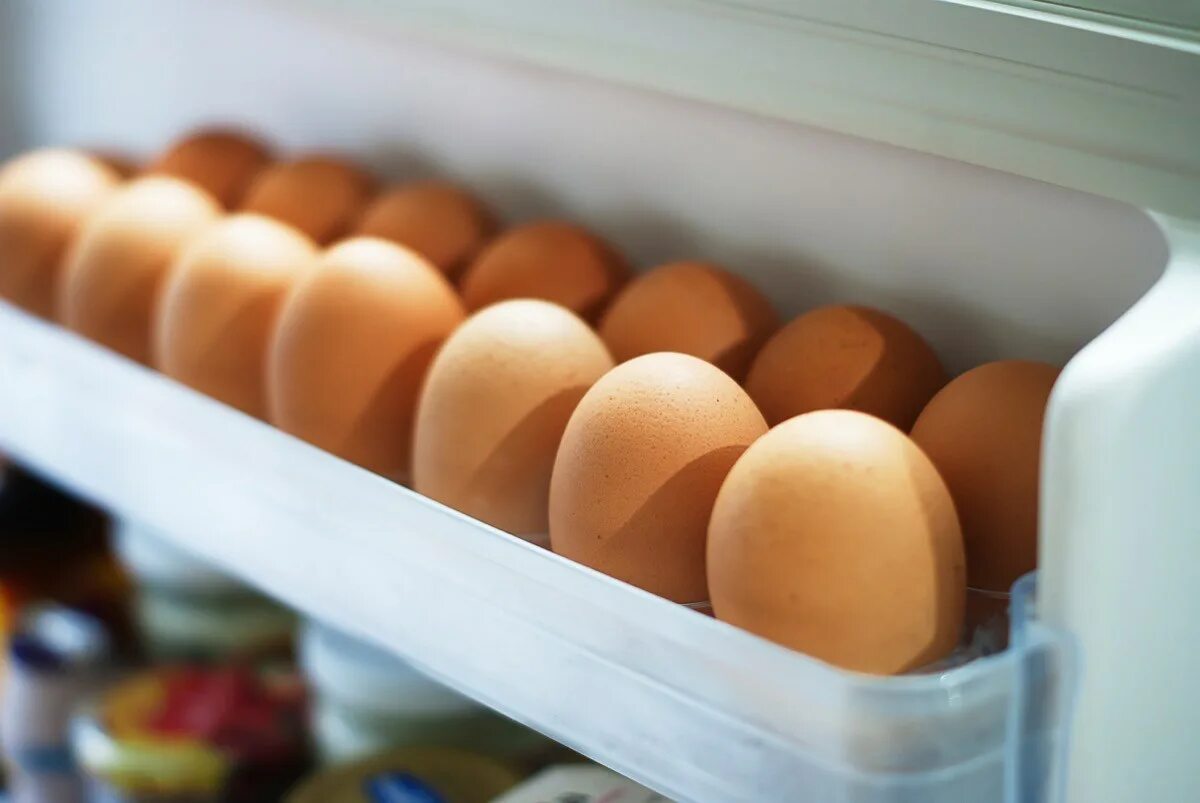 Обтянутые яйца. Яйца в холодильнике. Хранение яиц. Яйца на дверце холодильника. Хранение яиц в холодильнике.